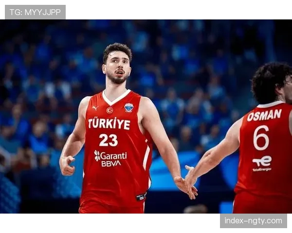 申京篮下关键2+1将分差缩至4分 火箭内线强攻盘活追分节奏